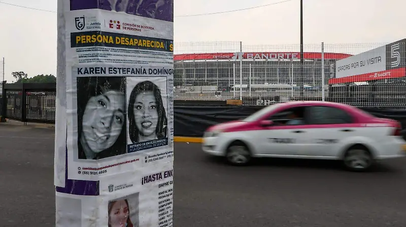 Madres buscadoras tapizan alrededores del Estadio Banorte con fichas de sus desaparecidos 